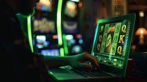 Seorang dealer kasino live profesional memandu permainan baccarat di kacang99